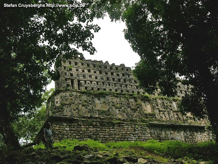 Yaxchilan - Tempel 33 Yaxchilan, een oude Maya-stad, ligt aan de oever van de rivier Usumacinta en in het midden van de jungle vlakbij de grens met Guatemala. Je kan het alleen per boot te bereiken. Stefan Cruysberghs